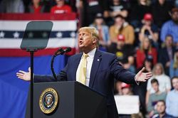 Tổng thống Trump cảnh báo thị trường chứng khoán sẽ chao đảo nếu ông thất cử
