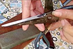 Kéo vừa cùn vừa rỉ sét đến mấy cũng sắc lẹm cứ làm theo cách này, không cần đá mài cũng sáng bóng
