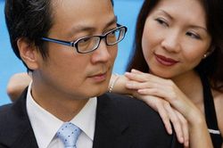 Tình cờ đọc được tin nhắn còn sót lại trong điện thoại, tôi biết anh rể đang đi lầm đường nhưng lại chẳng dám nói cho chị gái mình biết