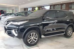 Mua Toyota Fortuner, giá lăn bánh bao nhiêu?