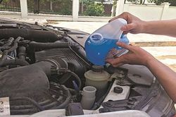 Cách tự pha chế nước rửa kính ô tô để sử dụng tại nhà