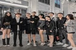 Bảo Hân cùng hội bạn thân bị fan soi photoshop kéo dài chân đến cong cả đường