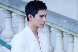 Bất chấp dịch bệnh, Dương Dương vẫn tham gia Paris Fashion Week: Ngồi hàng ghế đầu nhưng khách mời khác chẳng dám đến gần