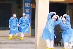 Bác sĩ gây sốt với điệu nhảy 'Hồ thiên nga' mừng bệnh nhân nhiễm Covid-19 xuất viện