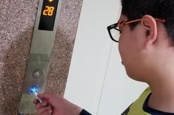 'Sáng kiến' phòng dịch COVID-19 bằng... bút bi, tăm bông và màng bọc