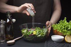 Hãy giảm muối trong khẩu phần ăn hàng ngày