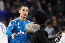 Ronaldo xua fan cuồng ra khỏi sân khi Juventus đang thua