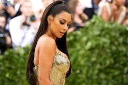 Mặc quần áo bó sát cơ thể như Kim Kardashian nguy hiểm thế nào?