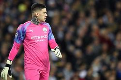 Phát sốt với đường chuyền dài không tưởng của thủ thành Ederson ở trận thắng Real