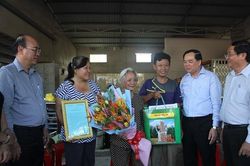 Trao thư khen của Tỉnh ủy Bến Tre cho bà lão sẻ chia nguồn nước ngọt