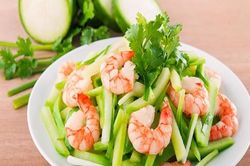 Những 'đại kỵ' khi ăn tôm không phải ai cũng biết