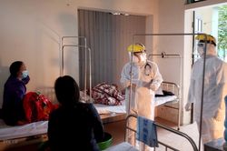 Bài 2: VN chống COVID-19: Bác sỹ, bệnh nhân kiên cường 'vượt bão'