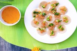 Dùng phồng tôm để làm bánh bèo: 'Tưởng không ngon mà ngon không tưởng'