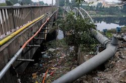 Rác án ngữ chân cầu