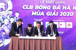Bóng tới chân người trẻ