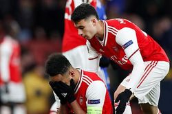 Đội nhà bị loại, CĐV Arsenal đau đớn: 'Hãy nhìn MU mà xem kìa'