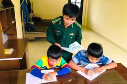 'Cha nuôi' mang quân hàm xanh