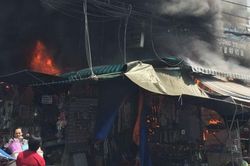 Cháy cửa hàng sát chợ, 6 người bị mắc kẹt