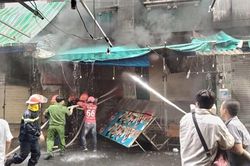Cháy lớn trong chợ thời trang sầm uất bậc nhất Sài Gòn
