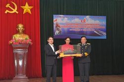 Ngân hàng Vietcombank bàn giao 3 xuồng CQ-01 tặng bộ đội Trường Sa