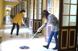 Chung tay sát khuẩn vệ sinh trường lớp đón học sinh trở lại