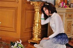 Lần đầu ra mắt, nhìn lén qua song cửa nhà người yêu, gái xinh bỏ chạy thục mạng khi thấy người đàn ông từng khiến đời mình trở nên khốn đốn