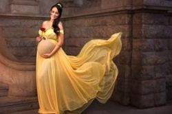 Bộ ảnh chụp phụ nữ mang thai mặc váy công chúa Disney viral khắp thế giới