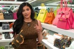 Toát mồ hôi với tủ quần áo 500 mét vuông của Kylie Jenner, Jennifer Lopez, Billie Eilish, Mariah Carey…