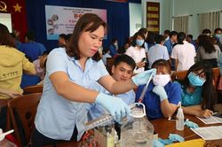Pha chế dung dịch rửa tay khô theo công thức của WHO