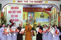 TP.HCM : Tổ đình Vạn Thọ chúc mừng ngày thầy thuốc VN