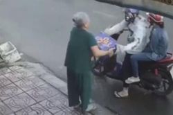 Đôi nam nữ trẻ tuổi 'cướp' thùng bia của cụ bà bán tạp hóa