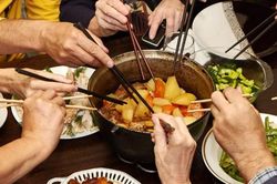 Văn hóa chia sẻ thức ăn, dùng đũa chung nồi có khiến lây bệnh?