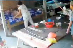 Khởi tố đôi vợ chồng hành hạ mẹ già yếu
