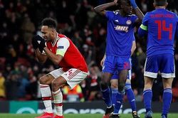 Aubameyang suýt bật khóc sau pha bỏ lỡ ở phút 123, khiến Arsenal bị loại