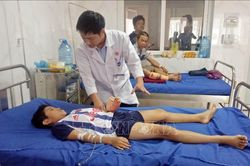 Đắk Lắk: Bé trai bị dập nát bàn tay vì sử dụng điện thoại khi đang sạc pin