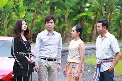 Dẫn người yêu về ra mắt, em muốn 'độn thổ' khi chạm mặt bạn gái của bố, còn cô ấy thì vơ vội cọc tiền trên bàn rồi lau nước mắt bỏ chạy
