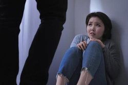 Thấy con trai đánh vợ, bố chồng tôi định lao ra ngăn cản nhưng mẹ chồng nói một câu khiến ông chần chừ rồi quay sang đóng cửa coi như không biết gì