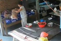 Bắt giam hai vợ chồng bạo hành mẹ già 88 tuổi