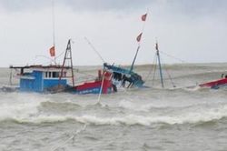 Tìm thấy thi thể 3 ngư dân cùng tàu cá bị chìm trên biển
