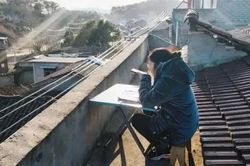 Cô giáo trèo lên mái nhà, ngồi giữa sân giá lạnh dạy học trực tuyến