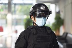 Trung Quốc sử dụng mũ bảo hiểm AI quét nhiệt độ trong đám đông