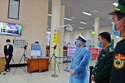 Hàng rào thép trên tuyến đầu chống dịch