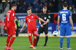 Chuyện kỳ quái ở Bundelisga: Cầu thủ Bayern và Hoffenheim chuyền qua lại, 'chém gió' chờ hết giờ