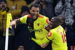 Van Dijk chết lặng, Salah cúi đầu trong ngày Liverpool thất thủ