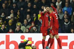 Sao Liverpool hoảng hốt khi chứng kiến đối thủ bị vặn gối
