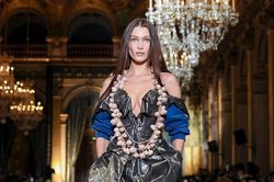 Bella Hadid diện váy hở ngực, đeo tỏi đầy cổ trên sàn catwalk