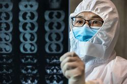 Chống virus corona suốt 33 ngày liền, bác sĩ TQ qua đời ở tuổi 32