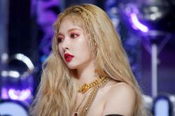 Vì sao HyunA và dàn ca sĩ Hàn phải trang điểm đậm khi lên sân khấu?