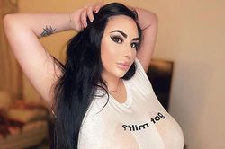 Người mẫu Nga kể khổ, liên tục bị quấy rối vì có vòng một tự nhiên khổng lồ