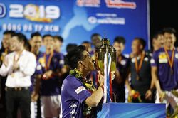 Văn Quyết hôn Siêu Cup, Duy Mạnh được cõng lên nhận giải